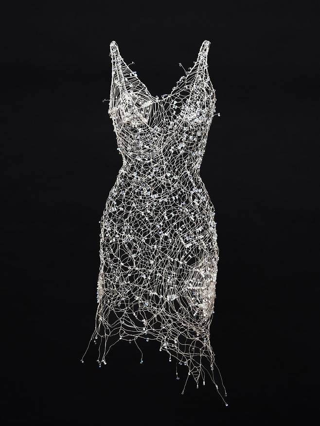 어느 날 아침 거미줄에 맺힌 이슬을 보고 거미줄 짜임을 반영한 작품 'Spider Lady - Web Dress', 1997, 철사, 비즈. /서울공예박물관