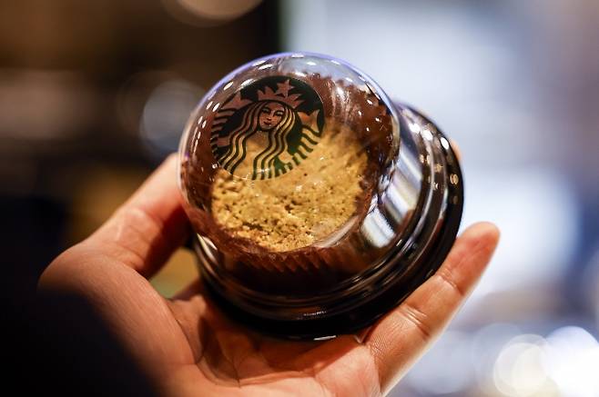두쫀롤 인증샷 - 30일 서울 마포구 스타벅스 홍대동교점을 찾은 시민들이 스타벅스 두바이 쫀득롤을 구매한 뒤 사진을 찍고 있다. 2026.01.30. 뉴시스