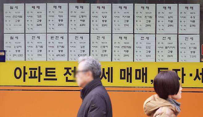 서울 시내 부동산 중개업소 전월세 매물 게시판 앞으로 시민들이 지나가고 있다 ⓒ연합뉴스
