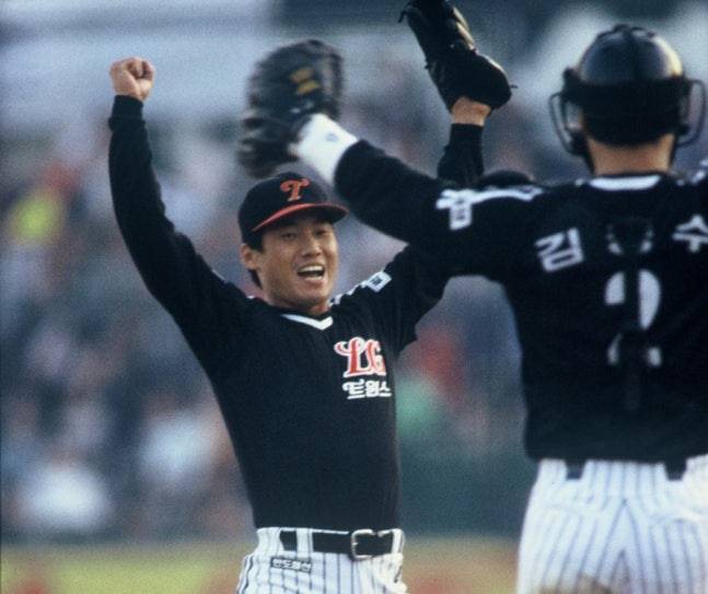▲ 1994년 한국시리즈 우승 장면. 김용수-김동수 배터리가 환호하고 있다. ⓒLG 트윈스