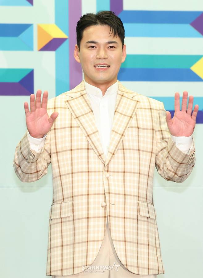 (서울=뉴스1) 권현진 기자 = 가수 천록담(이정)이 2025년 3월 24일 오전 서울 마포구 상암동 스탠포드호텔에서 열린 TV조선 '미스터트롯3' TOP7 기자간담회에 참석해 포즈를 취하고 있다. 2025.3.24/뉴스1 Copyright (C) 뉴스1. All rights reserved. 무단 전재 및 재배포, AI학습 이용 금지. /사진=(서울=뉴스1) 권현진 기자