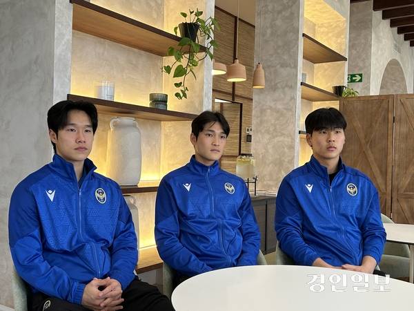 인천 유나이티드가 동계 전지훈련을 진행 중인 스페인 안달루시아에서 신인 선수 이준섭, 오준엽, 왕민준이 취재진과 인터뷰를 진행하고 있다. / 백효은기자100@kyeongin.com