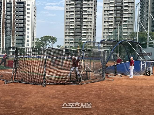 키움 선수들이 배팅 훈련에 임하고 있다. 오른쪽 파란 공간이 바깥쪽 빠른 기계볼을 치는 공간. 가오슝 | 박연준 기자 duswns0628@sportsseoul.com