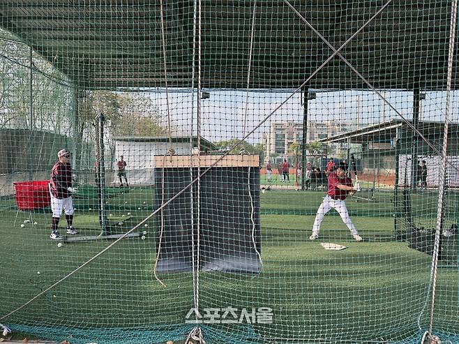 키움 타자들이 중량 배트를 들고 타격 훈련에 매진하고 있다. 가오슝 | 박연준 기자 duswns0628@sportsseoul.com