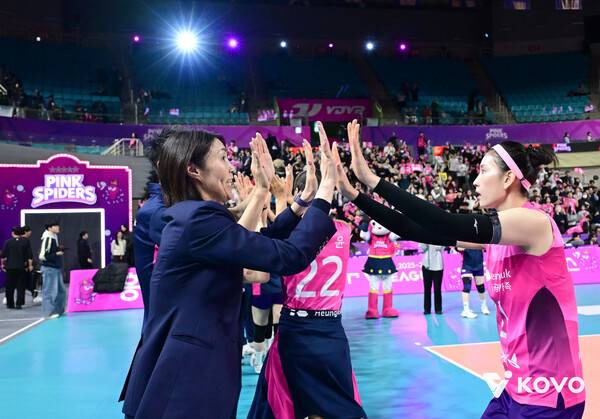 선수단과 하이파이브하는 요시하라 토모코 감독. ⓒKOVO