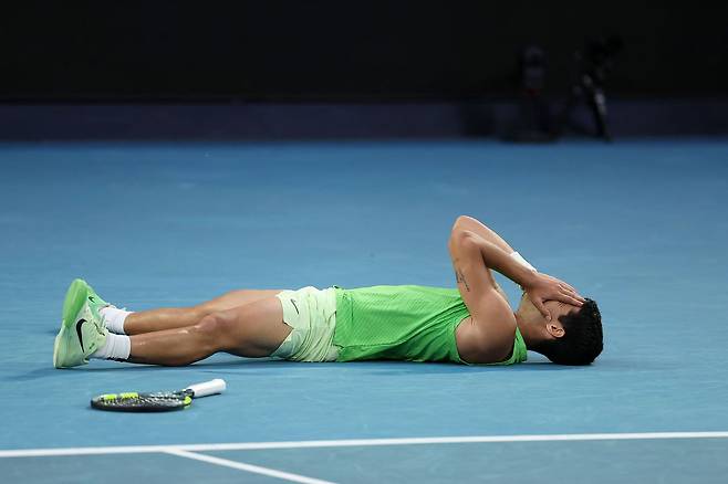30일 호주오픈 준결승에서 5시간 27분 혈투 끝에 승리한 뒤 코트에 그대로 드러누운 알카라스. AFP=연합뉴스
