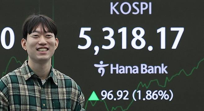 지난 30일 오전 서울 중구 하나은행 본점 딜링룸 전광판 /사진=뉴스1