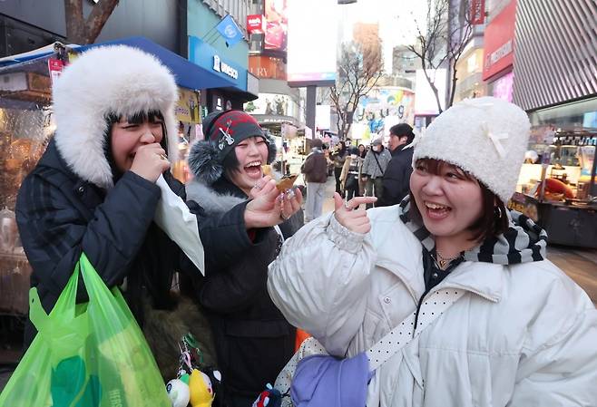 지난 20일 서울 중구 명동거리에서 외국인 관광객들이 붕어빵을 먹고 있다. /사진=문경덕 기자
