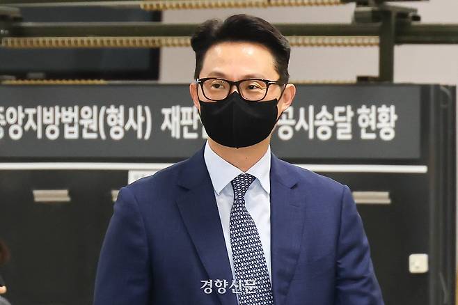 ‘건진법사 청탁 의혹’ 핵심 인물인 윤영호 전 통일교 세계본부장이 지난해 7월30일 서울중앙지법에서 열린 구속 전 피의자심문(영장실질심사)에 출석하고 있다. 있다. 성동훈 기자