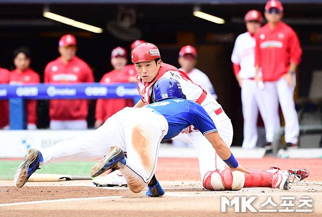 2025년 10월 9일 오후 인천SSG랜더스필드에서 ‘2025 신한 SOL Bank KBO 포스트시즌’ 삼성 라이온즈와 SSG 랜더스의 준플레이오프 1차전이 열렸다. 1회초 1사 3루에서 SSG 조형우 포수가 삼성 디아즈의 유격수 땅볼때 홈으로 파고드는 3루주자 김성윤을 태그아웃 시키고 있다. 사진=김영구 기자