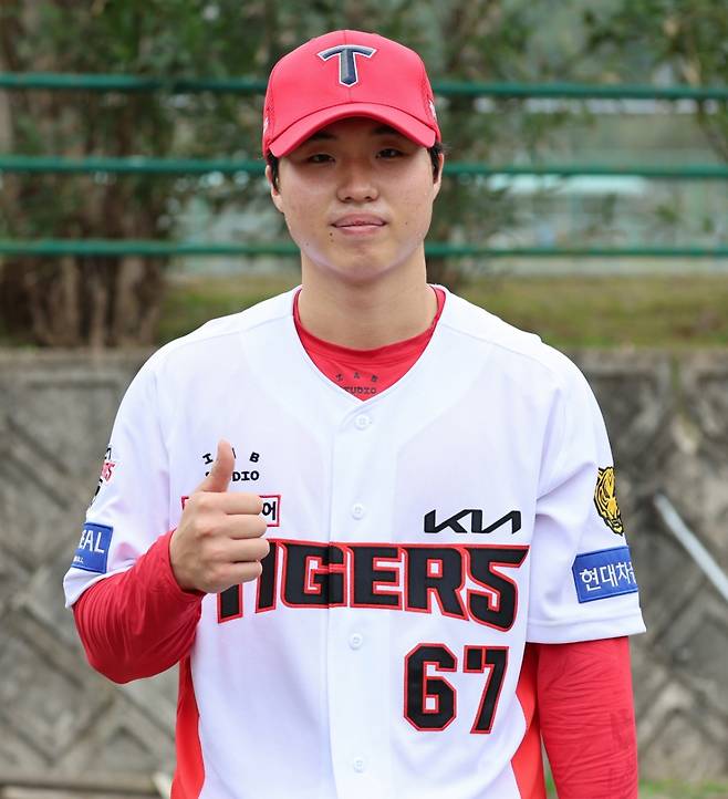KIA 타이거즈 투수 홍민규가 1차 스프링캠프지인 일본 아마미오시마에서 포즈를 취하고 있다. /사진=KIA 타이거즈 제공