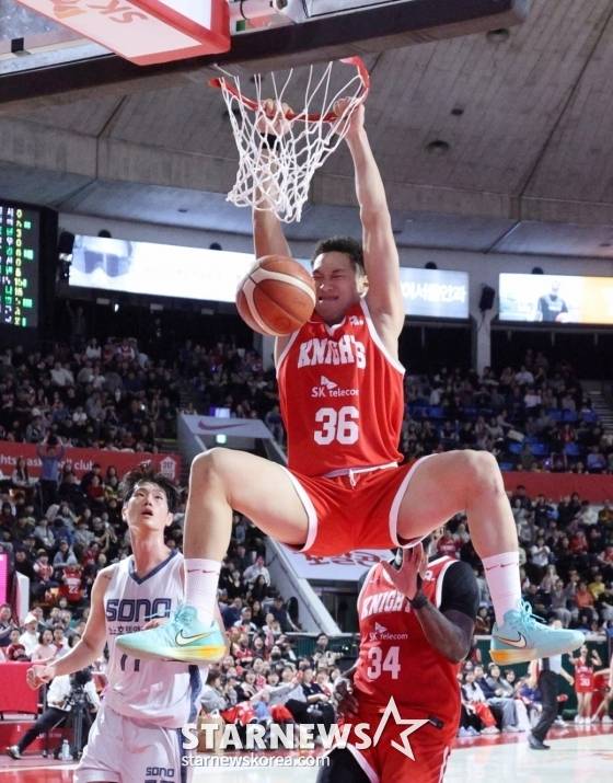 에디 다니엘(36번)이 고양 소노전 덩크를 꽂아 넣으며 얼굴을 찡그리고 있다. /사진=김진경 대기자