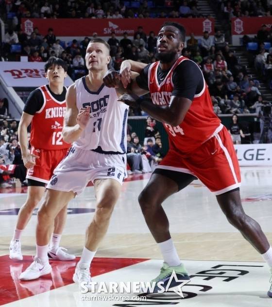 고양 소노 대체 외국인 선수 이기디우스 모츠카비추스(왼족)와 자밀 워니. /사진=김진경 대기자