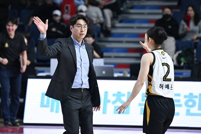 김완수 감독(왼쪽)과 허예은. /사진=WKBL