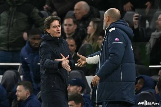 토마스 프랭크(왼쪽) 토트넘 홋스퍼 감독과 누누 에스피리투 산투 웨스트햄 유나이티드 감독이 18일(한국시간) 영국 런던의 토트넘 홋스퍼 스타디움에서 열린 2025~2026시즌 잉글랜드 프리미어리그(EPL) 22라운드 경기가 끝난 뒤 악수하고 있다. /AFPBBNews=뉴스1