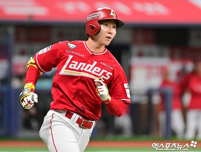 SSG 랜더스가 2026시즌 연봉 계약을 마쳤다. 지난해 주전 포수로 자리 잡은 조형우가 가장 높은 인상률(212.5%)을, 필승조 이로운이 최고 인상액(1억 2600만원)을 기록했다. 더불어 SSG 구단은 '2026시즌 종료 후 FA 자격을 얻는 최지훈과 다년계약을 지속적으로 논의해 나갈 예정'이라고 밝혔다. 엑스포츠뉴스 DB