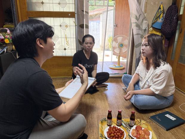 화순군 다문화지원전담팀이 관내 한 다문화 가정에서 찾아가는 맞춤형 사례관리에 나서고 있는 모습. 화순군 제공