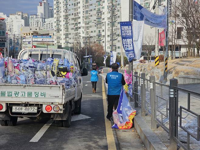 지난달 12일 오전 9시 30분께 광주 남구 봉선동 일대에서 남구청 불법광고물 단속반이 도로변에 게시된 현수막을 수거하고 있다. 가로등 현수기는 단속 대상에서 제외된 상태다. /조태훈 기자 thc@namdonews.com