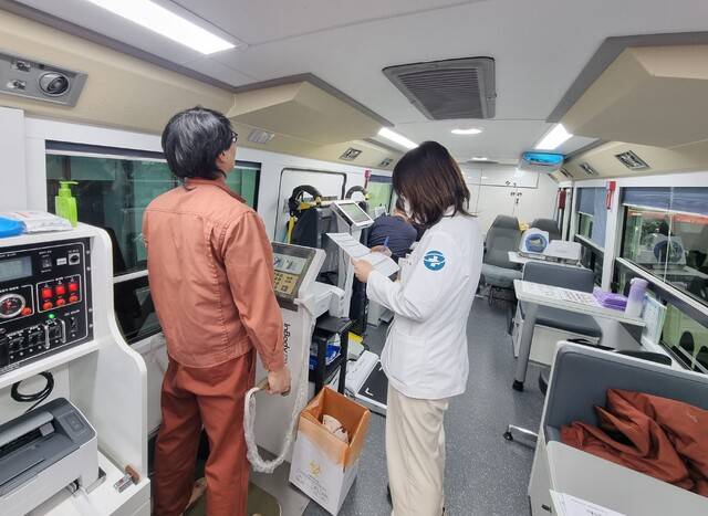 '달성건강빵빵이' 현장에서 주민이 영양·인바디 검사를 받는 모습. 달성군 제공