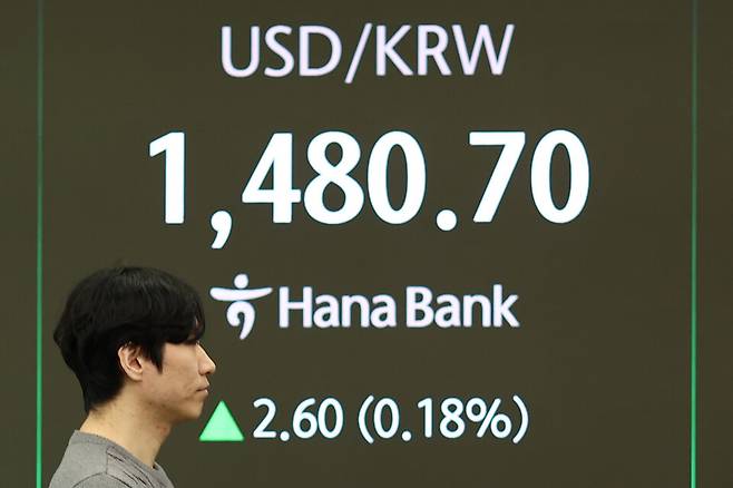 원/달러 환율이 2.3원 오른 1,480.4원에 개장한 1월 21일 하나은행 본점 딜링룸에서 딜러가 업무를 보고 있다. / 사진=연합뉴스