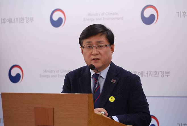 ▲지난달 26일 김성환 기후에너지환경부 장관이 정부세종청사 기후부 기자실에서 제11차 전력수급기본계획에 포함돼 있는 원전 2기 건설 방침을 발표하고 있다. (사진=연합뉴스)
