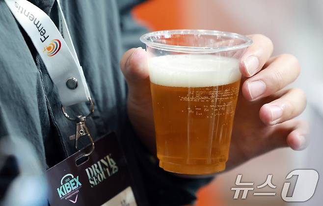 지난해 4월 서울 강남구 코엑스에서 열린 대한민국 맥주박람회 및 드링크서울에서 참관객이 수제맥주를 시음하고 있다. 2025.4.10/뉴스1 ⓒ News1 김진환 기자