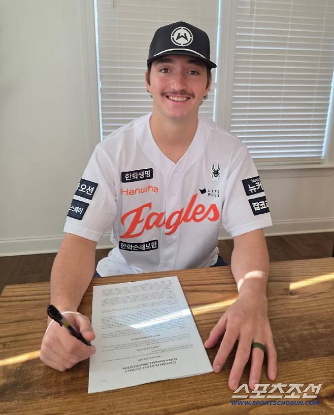 한화 입단 계약 당시의 화이트. 사진제공=한화 이글스