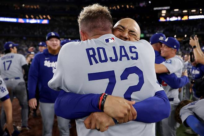 TORONTO, ONTARIO - NOVEMBER 02: Mookie Betts #50 of the Los Angeles Dodgers celebrates with Miguel Rojas #72 after defeating the Toronto Blue Jays 5-4 in game seven of the 2025 World Series at Rogers Center on November 02, 2025 in Toronto, Ontario. Emilee Chinn/Getty Images/AFP (Photo by Emilee Chinn / GETTY IMAGES NORTH AMERICA / Getty Images via AFP)
<저작권자(c) 연합뉴스, 무단 전재-재배포, AI 학습 및 활용 금지>