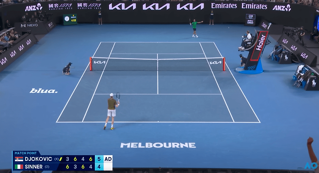조코비치와 시너의 준결승에서 매치 포인트 장면. 시너의 백핸드 스트로크가 사이드라인을 벗어나자 '아웃'을 표시하는 빨간불이 켜졌다. AO 유튜브 캡처