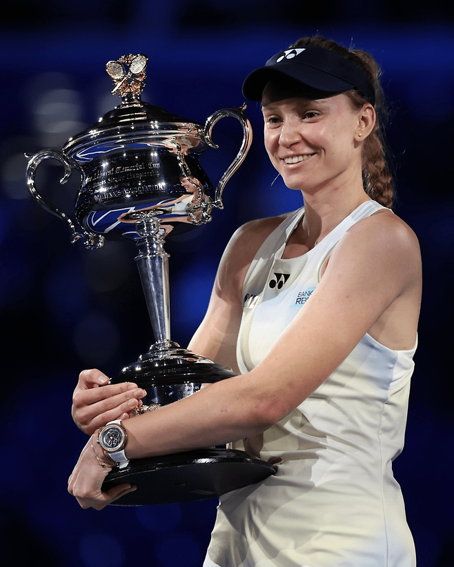 우승 트로피를 품에 안은 리비키나. AO 페이스북