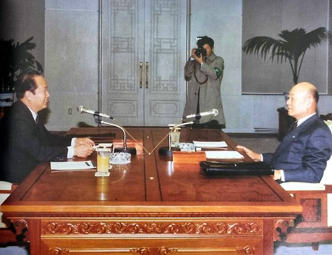 1993년 1월25일 남북 핵통제공동위원회의 마지막 회의가 된 제14차 회의가 열렸다. 판문점 평화의집에서 공로명 위원장과 최우진 북한 대표가 마주 앉아 대화하고 있다./조선일보