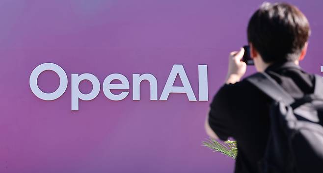 오픈AI 한국 지사 설립 후 첫 기자간담회가 열린 9월 10일 서울 광진구 파이팩토리 스튜디오 앞으로 취재진이 지나가고 있다. /뉴스1