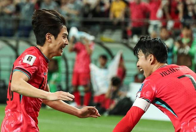 서울 마포구 서울월드컵경기장에서 열린 2026 국제축구연맹(FIFA) 북중미 월드컵 아시아 지역 2차 예선 조별리그 C조 6차전 한국과 중국의 경기, 후반 16분 골을 성공시킨 이강인이 손흥민과 함께 기뻐하고 있다.뉴시스