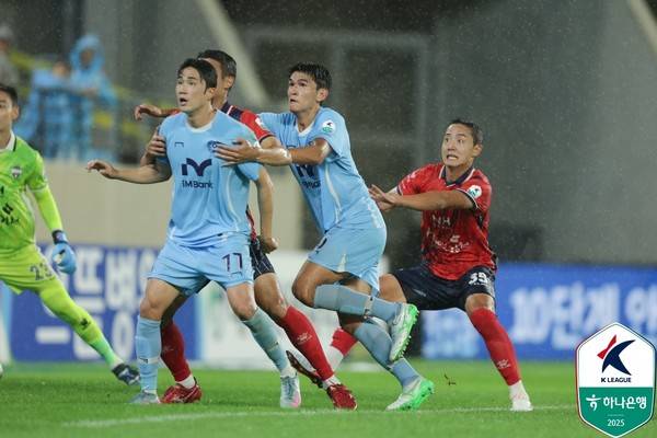 홍정운(가운데, 당시 대구FC). 한국프로축구연맹 제공