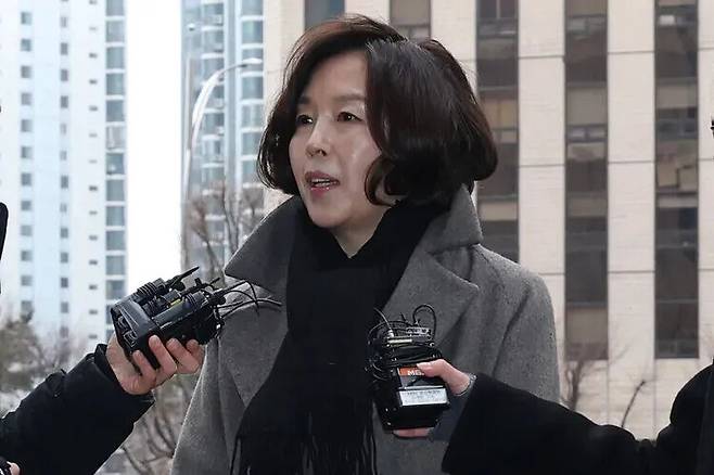 2022년 지방선거를 앞두고 강선우 의원에게 공천 헌금 1억원을 전달한 의혹을 받는 김경 전 서울시의원이 지난 18일 오전 서울 마포구 서울경찰청 공공범죄수사대로 출석하며 취재진의 질문을 받고 있다. 최현수 기자 emd@hani.co.kr