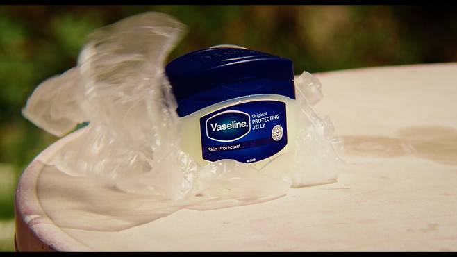 이경미 감독의 ‘바세린’에는 꽉 막혀 괴로운 변비거나 터져 나올 듯 고통스러운 설사처럼 영화를 한다는 것의 어려움이 묘사된다. CJ ENM 제공