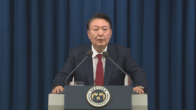 지난 2024년 12월 3일, 비상계엄을 선포하는 윤석열 당시 대통령