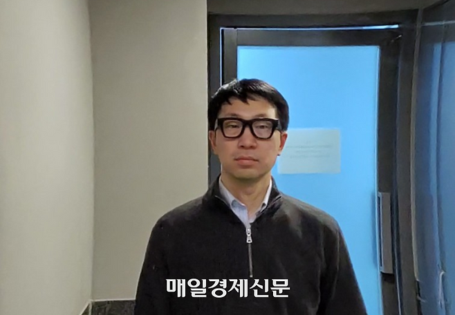 이 사진은 거울 앞에서서 손가락으로 프리뷰 화면을 줌인 시킨 후에 촬영한 것입니다. 지금 저는 렌즈 하단에 있는 디스플레이를 보면서 촬영 중입니다.