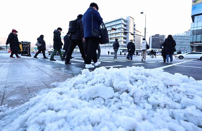 폭설 후 한파로 도로 곳곳이 얼어붙은 지난해 12월5일 오전 서울 광화문역 일대에서 시민들이 출근길 발걸음을 옮기고 있다./사진=뉴스1.