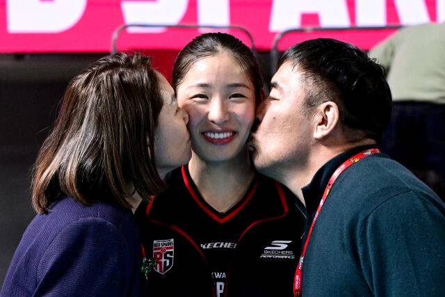 인쿠시가 부모님의 깜짝 볼 키스에 행복해하고 있다 / 한국배구연맹(KOVO)