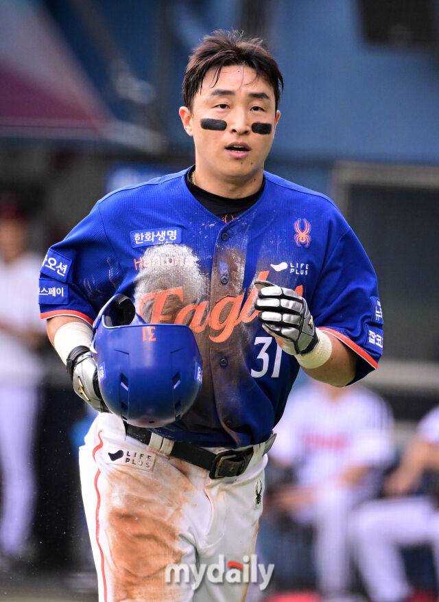 2025년 8월 9일 오후 서울 잠실구장에서 열린 '2025 신한 SOL뱅크 KBO 리그' 한화 이글스와 LG 트윈스의 경기. 한화 3루 주자 손아섭이 1회초 1사 1.3루서 노시환의 3루수 앞 땅볼 때 홈에서 아웃된 뒤 더그아웃으로 들어가고 있다./마이데일리