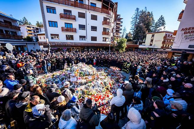 1월2일 스위스 시민들이, 알프스 휴양지 크랑몬타나에서 발생한 화재 참사 희생자들을 추모하기 위해 마련된 장소에서 애도하고 있다. ⓒAFP PHOTO