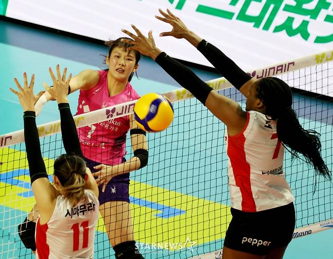 흥국 김다은이 1일 삼산월드체육관에서 열린 2025-2026 진에서 V리그 흥국생명과 페퍼저축은행경기에서 조이 시마무라 이중블로킹을 돌파하는 강타를 터트리고 있다. /사진=강영조 선임기자