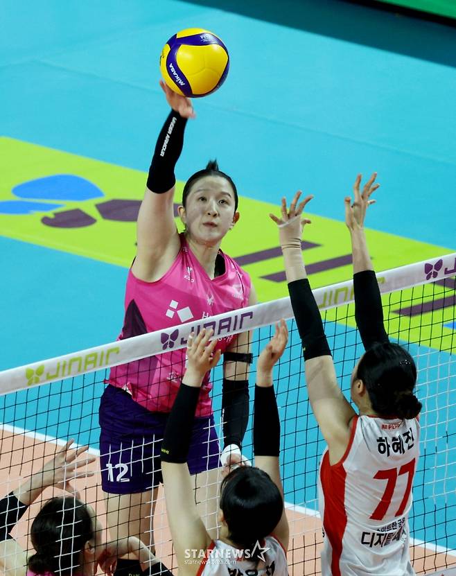 흥국 이다현이 1일 삼산월드체육관에서 열린 2025-2026 진에서 V리그 흥국생명과 페퍼저축은행경기에서 속공을 시도하고 있다. /사진=강영조 선임기자