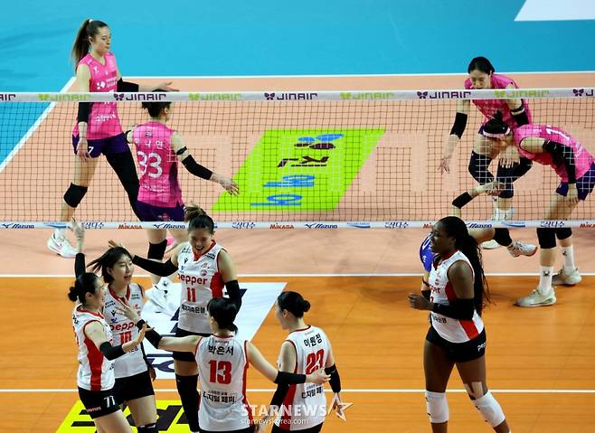 페퍼 선수들이 1일 삼산월드체육관에서 열린 2025-2026 진에서 V리그 흥국생명과 페퍼저축은행경기에서 득점한 후 환호하고 있다. /사진=강영조 선임기자
