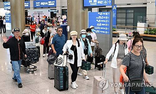 중국인 단체 관광객 입국. 연합뉴스