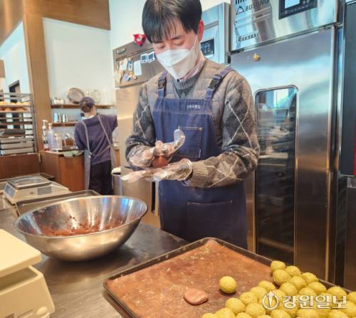 강원일보 사회체육부 이은호 기자가 ‘두쫀쿠’를 쇠똥구리 모양처럼 만들기 위해 애쓰고 있다. 사진=춘천 신촌리 빵집 제공