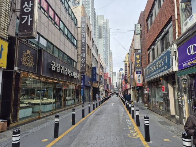 부산 최대의 귀금속 시장인 부산진구 범천동 골드테마거리가 금값 급등 등의 여파로 침체를 겪고 있다. 지난달 30일 오후 범천동 골드테마거리.