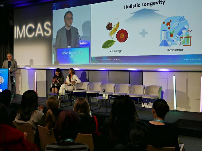 1월 30일(현지시간) IMCAS World Congress 2026 현장에서 아모레퍼시픽 R&I 센터장 서병휘 CTO가 발표하고 있다.(사진제공=아모레퍼시픽)