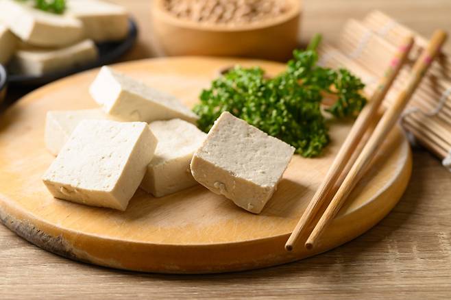두부는 양배추, 감자 등과 함께 곁들이면 맛있는 한 끼 반찬으로 활용할 수 있다. 사진=게티이미지뱅크